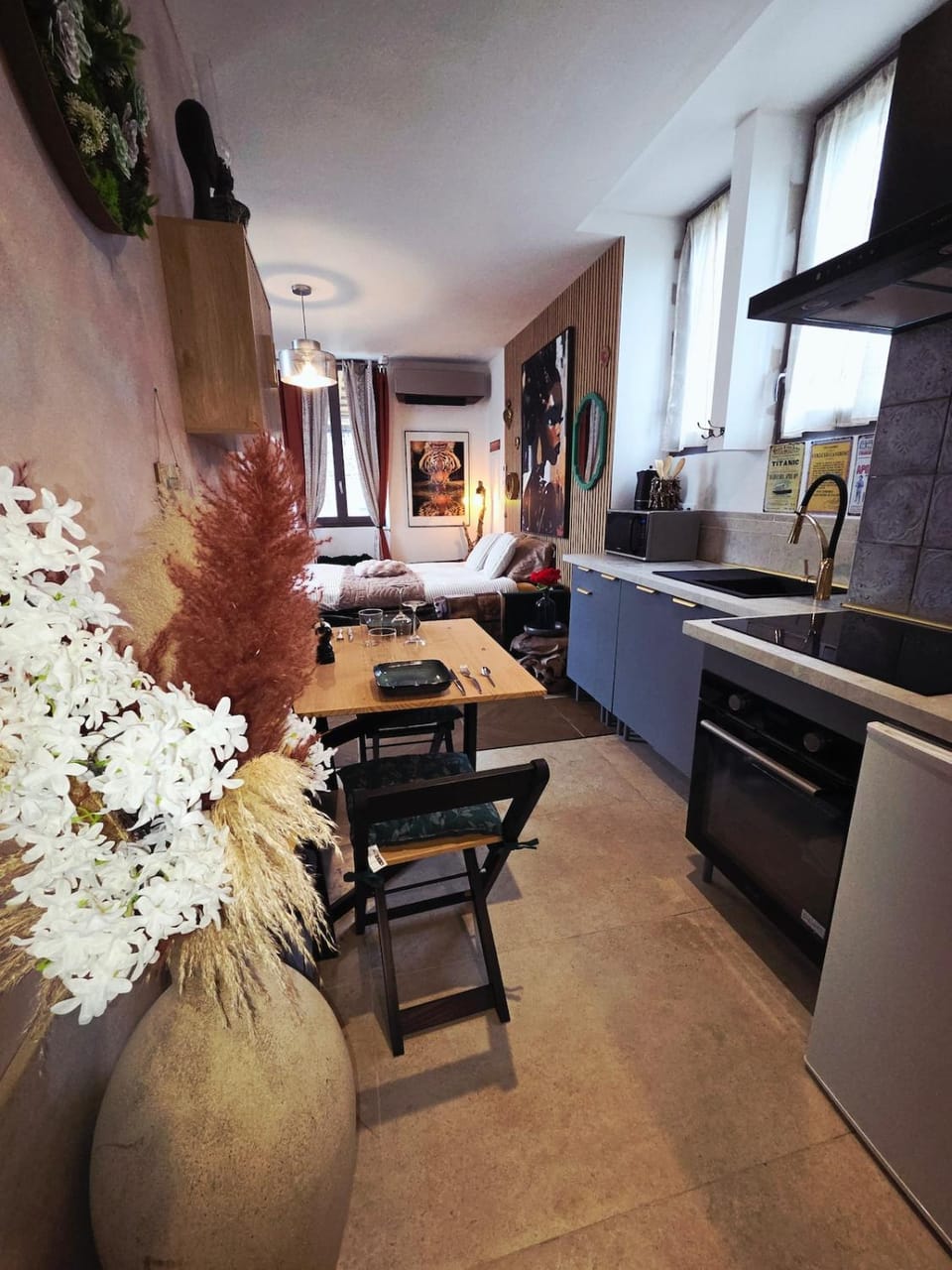 Kitchen or kitchenette, Dining area, oven, stove