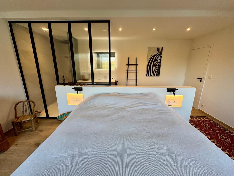 Photo of the whole room, Bedroom