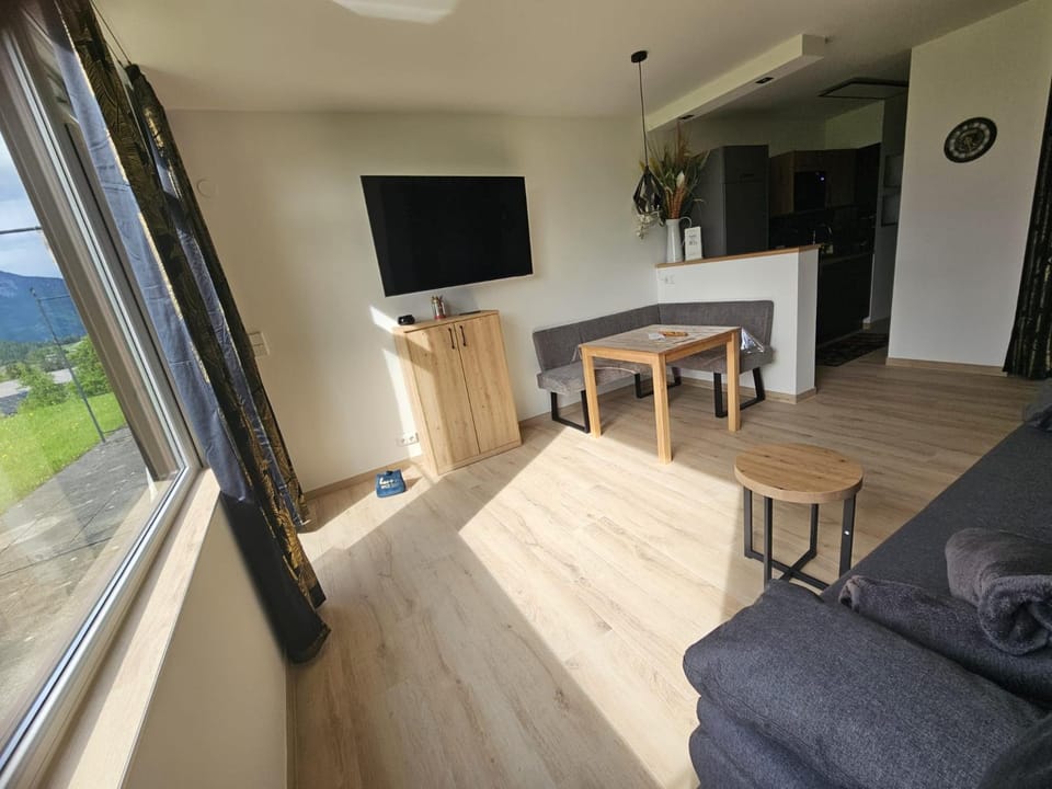 Communal lounge/ TV room, TV and multimedia, Kitchen or kitchenette, Living room, Seating area, Dining area, Evening entertainment