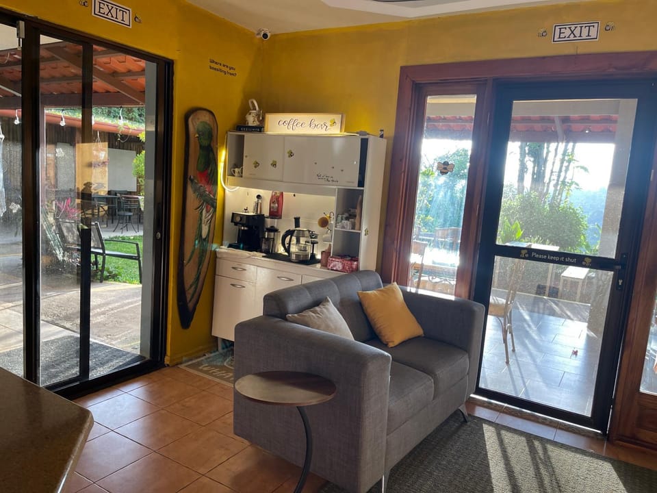 Coffee/tea facilities, Living room, Seating area