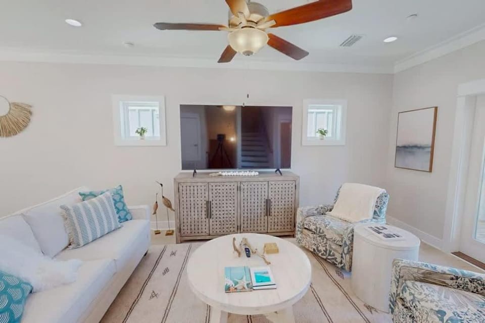 Pet Friendly Close Drive to Beach Pool Sleeps 10 House in Orange Beach
