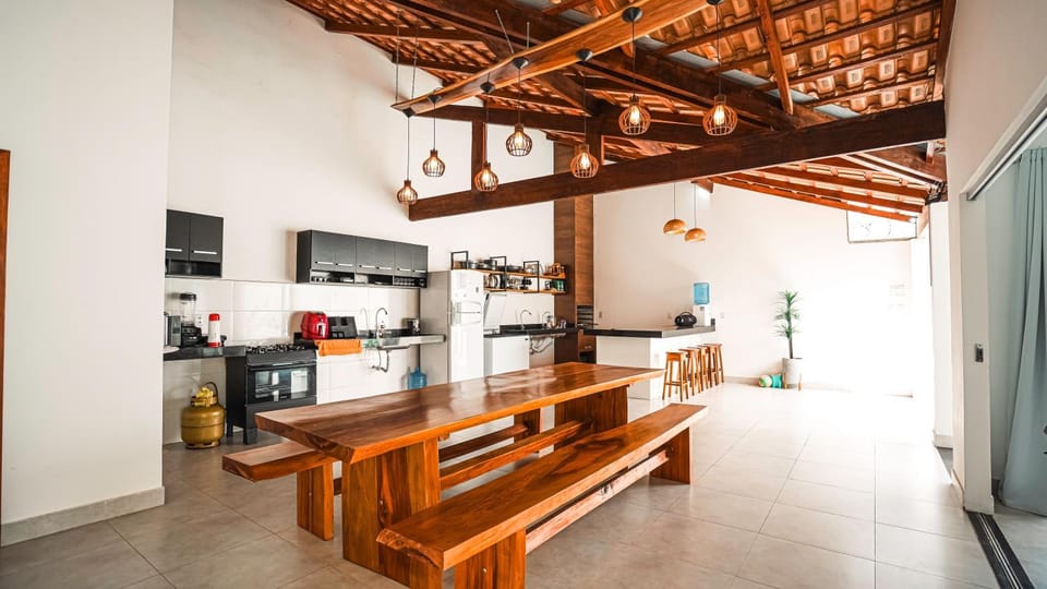 Kitchen or kitchenette, Dining area, minibar, oven, stove