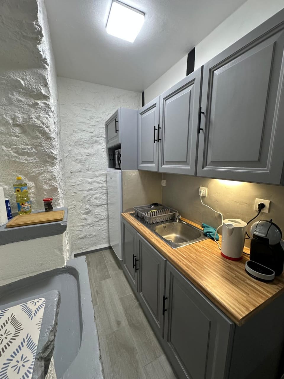 Coffee/tea facilities, Kitchen or kitchenette, oven, stove