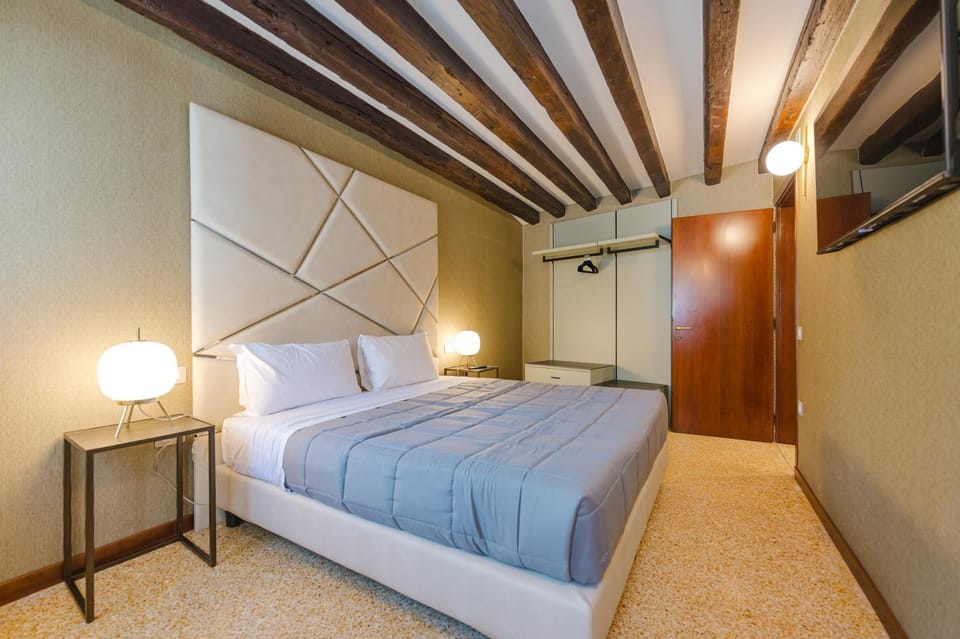 Bed, TV and multimedia, Photo of the whole room, Bedroom, wardrobe