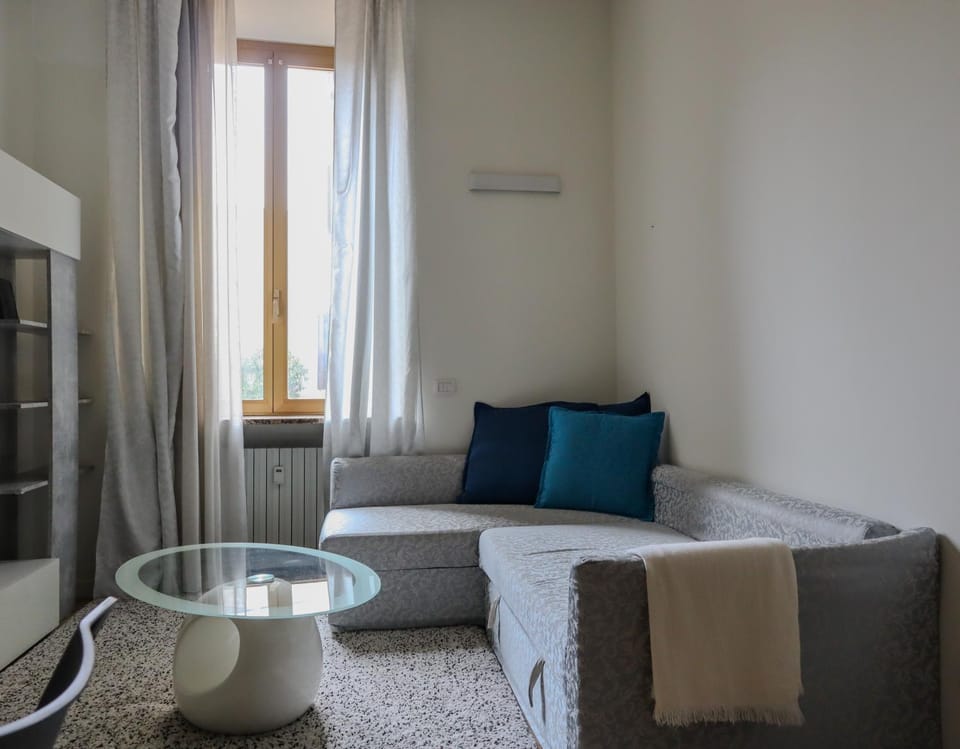 Bed, TV and multimedia, Living room