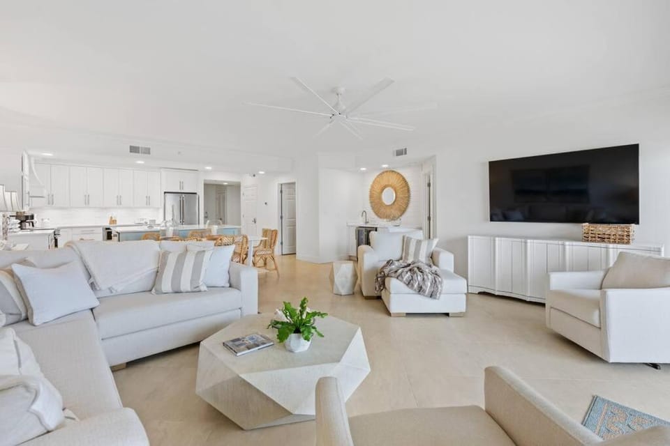Admirals Quarters302 Luxury Beachfront Indoor Pool sleeps 6 House in Orange Beach