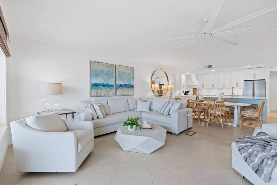 Admirals Quarters302 Luxury Beachfront Indoor Pool sleeps 6 House in Orange Beach