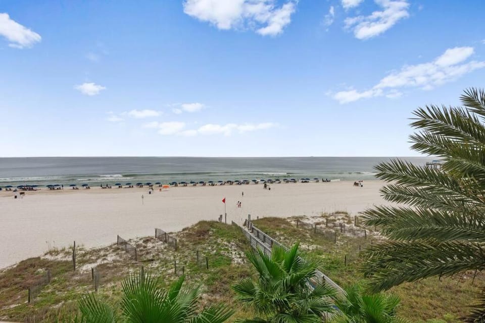 Admirals Quarters302 Luxury Beachfront Indoor Pool sleeps 6 House in Orange Beach