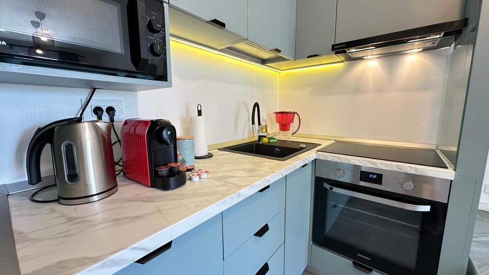 Coffee/tea facilities, Kitchen or kitchenette, oven, stove