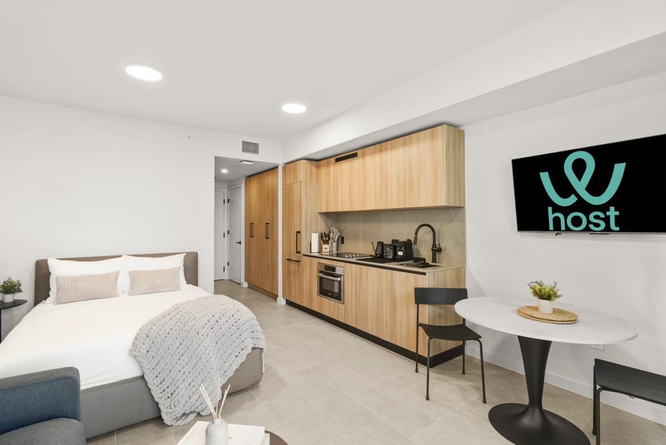 Bed, TV and multimedia, Dining area, kitchen