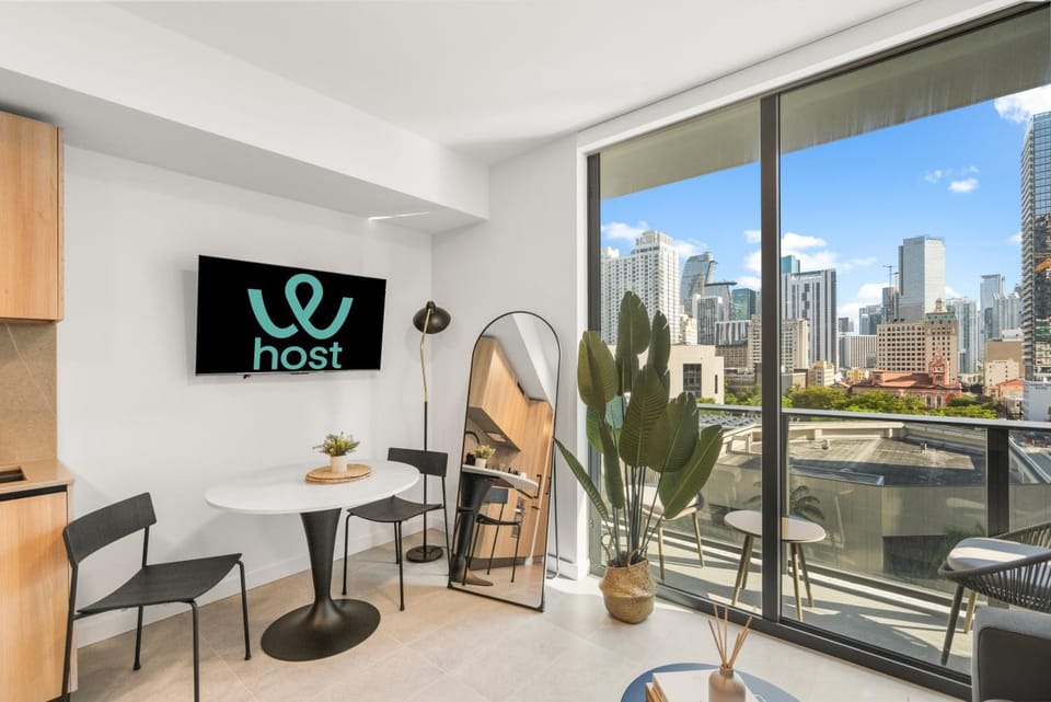 TV and multimedia, Seating area, Dining area, City view