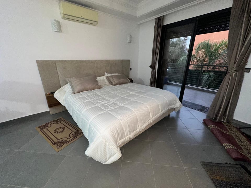 Photo of the whole room, Bedroom, air conditioner