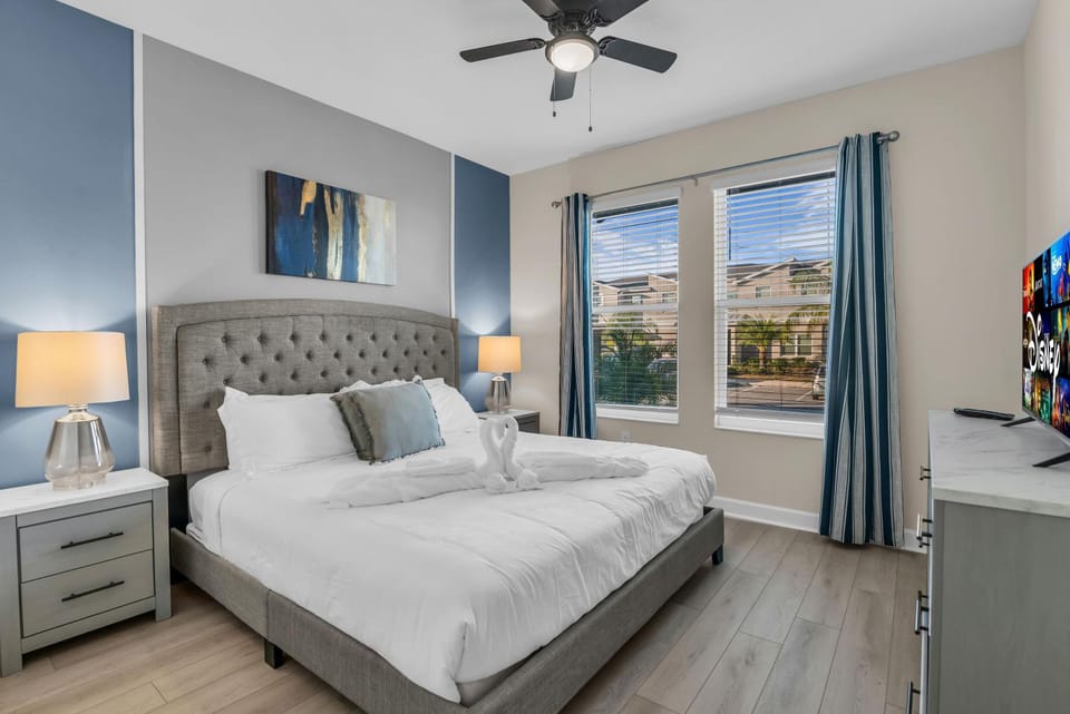 Bed, TV and multimedia, Decorative detail, Bedroom