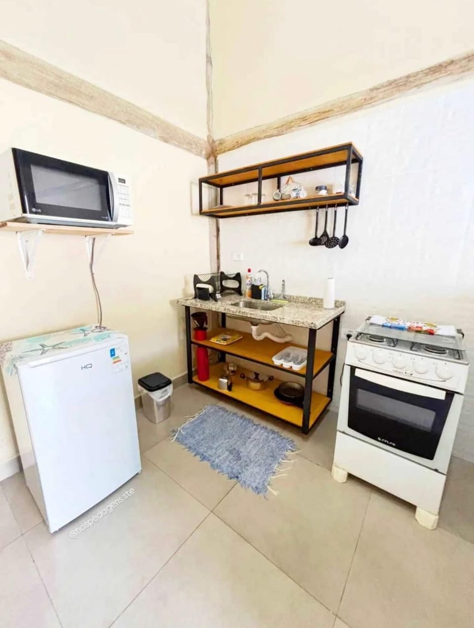 Kitchen or kitchenette, minibar, oven, stove