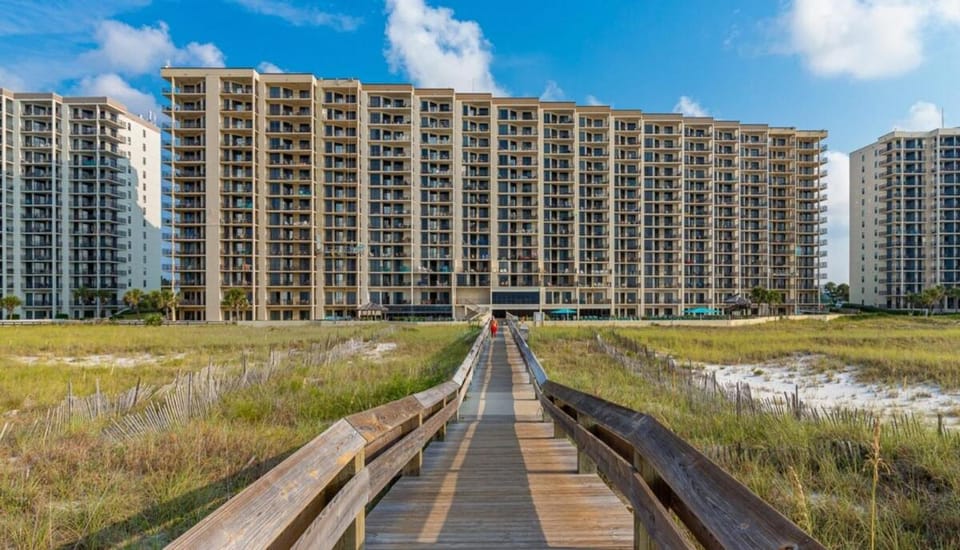 Beachfront Corner Unit Phoenix VII Pools Sleeps 9 House in Orange Beach