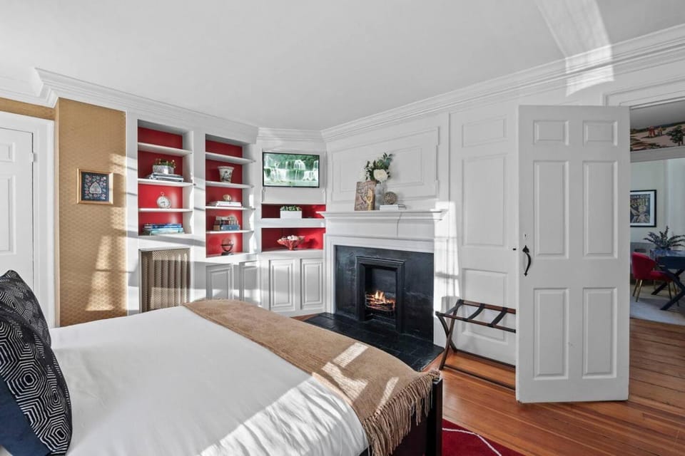 2 Floor 1BR w/Parking in the Heart of Salem Apartment in Marblehead