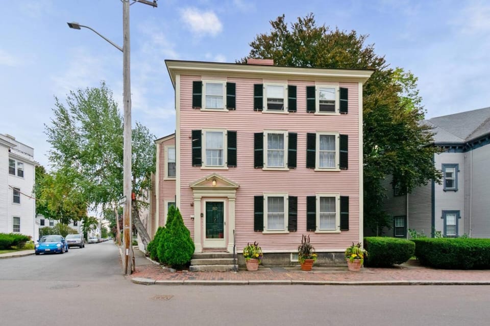 2 Floor 1BR w/Parking in the Heart of Salem Apartment in Marblehead