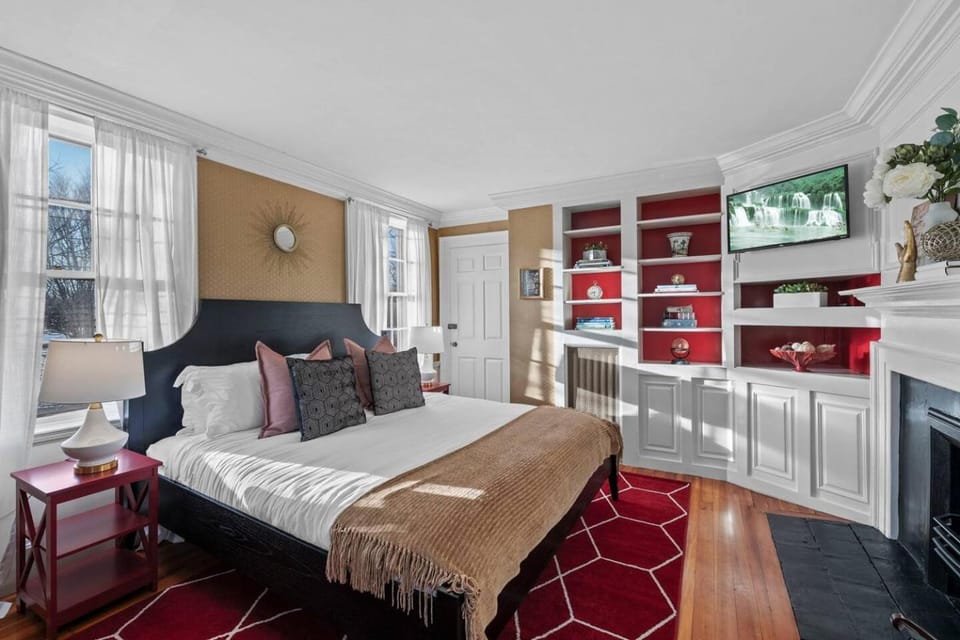 2 Floor 1BR w/Parking in the Heart of Salem Apartment in Marblehead