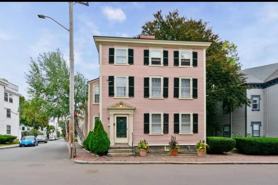 1BR on SALEM Common w/ Parking l Walk to Town Apartment in Marblehead