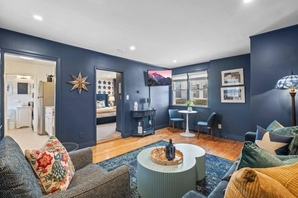 1BR on SALEM Common w/ Parking l Walk to Town Apartment in Marblehead
