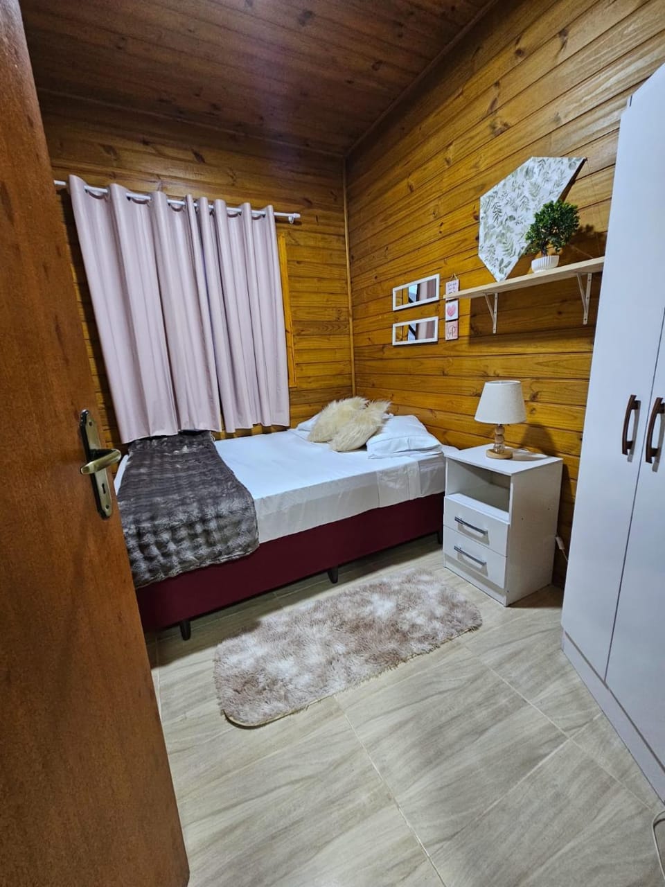 Bed, Photo of the whole room, locker, air conditioner