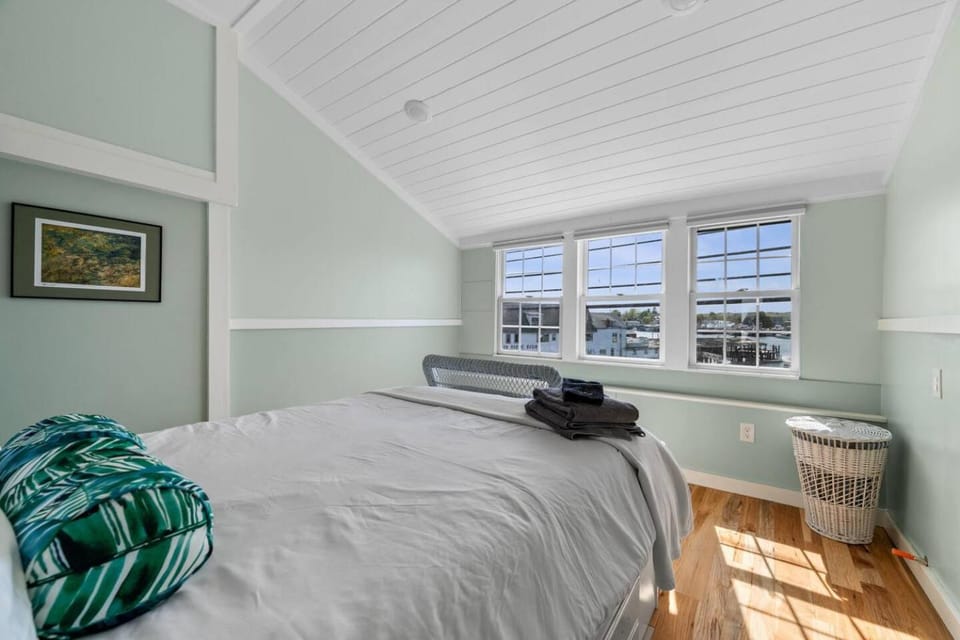 2BR/3 BA Harbor Home|Wake up to Ocean Views House in Gloucester