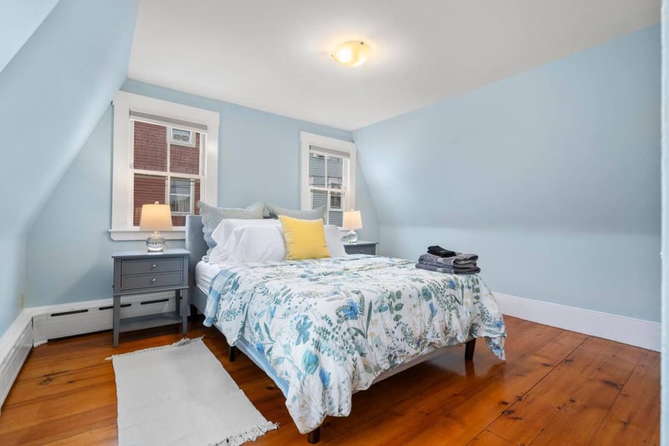 4BR Historic Home|Minutes 2 Downtown Salem|Parking House in Marblehead