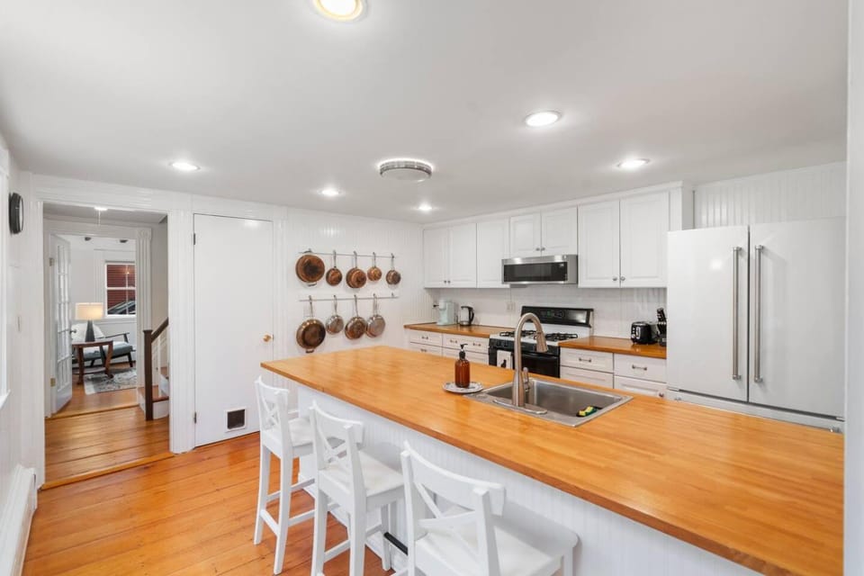 4BR Historic Home|Minutes 2 Downtown Salem|Parking House in Marblehead