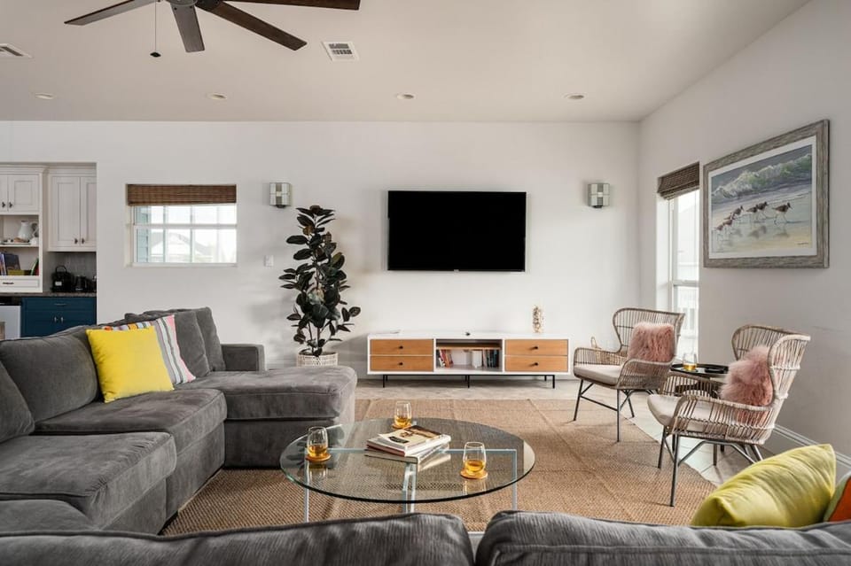 TV and multimedia, Living room, Seating area, Evening entertainment