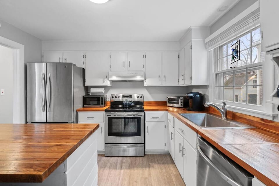 4BR Home | Walk to Beach & Downtown | Parking House in Rockport