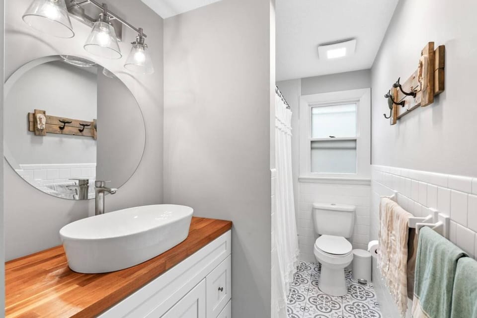 4BR Home | Walk to Beach & Downtown | Parking House in Rockport