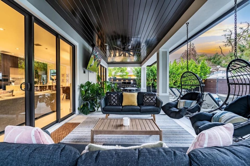 Patio, Day, Garden, View (from property/room), Balcony/Terrace, Living room, Seating area, Dining area, Garden view
