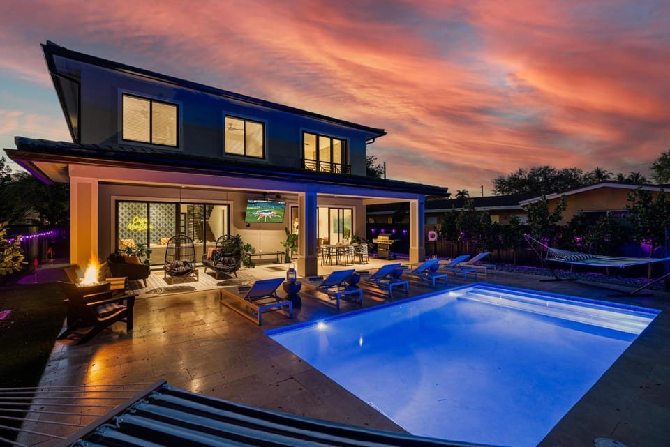 Property building, Patio, Day, Natural landscape, Pool view, Swimming pool, sunbed