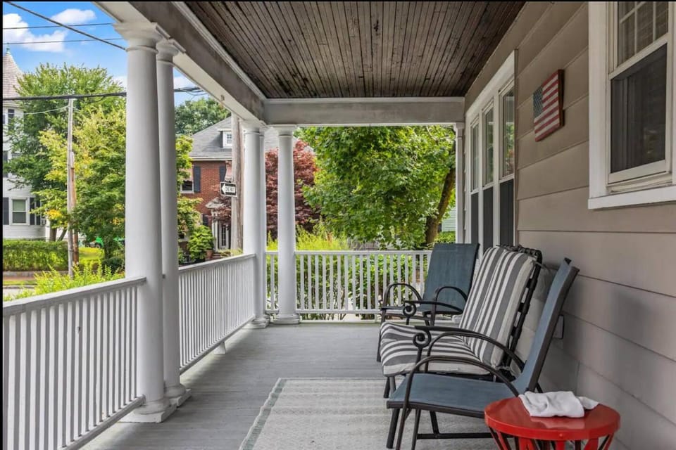 3BR/2.5 BA Townhouse |Downtown Salem w/Parking House in Marblehead