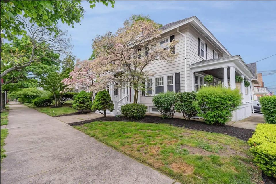 3BR/2.5 BA Townhouse |Downtown Salem w/Parking House in Marblehead