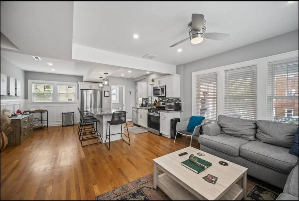 3BR/2.5 BA Townhouse |Downtown Salem w/Parking House in Marblehead
