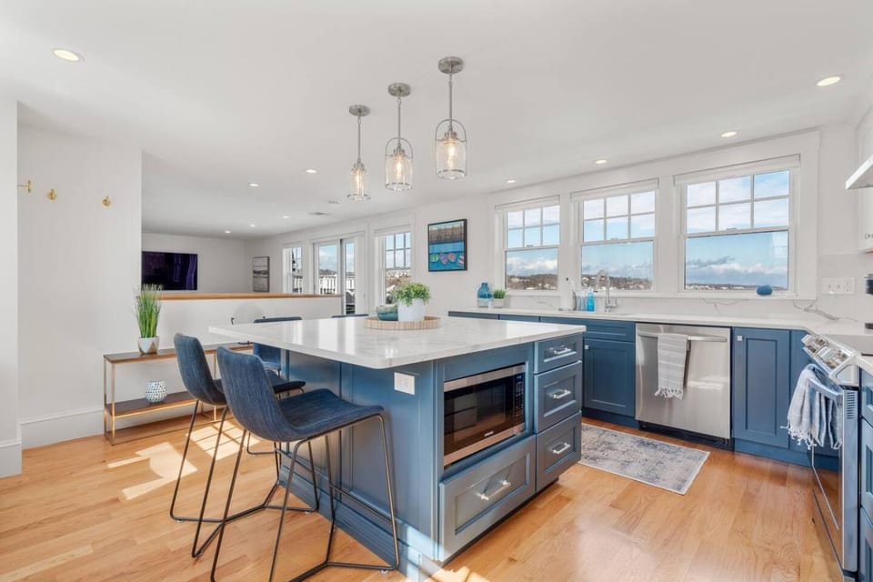 Rare Waterfront Luxury Penthouse|Bearskin Neck Apartment in Rockport