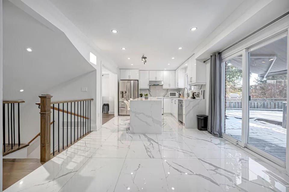 166 Main - Family Getaway 5BR Home with Backyard & Parking Apartment in Markham