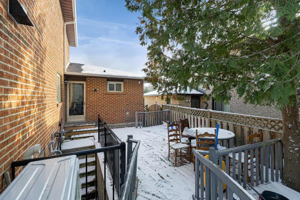 166 Main - Family Getaway 5BR Home with Backyard & Parking Apartment in Markham