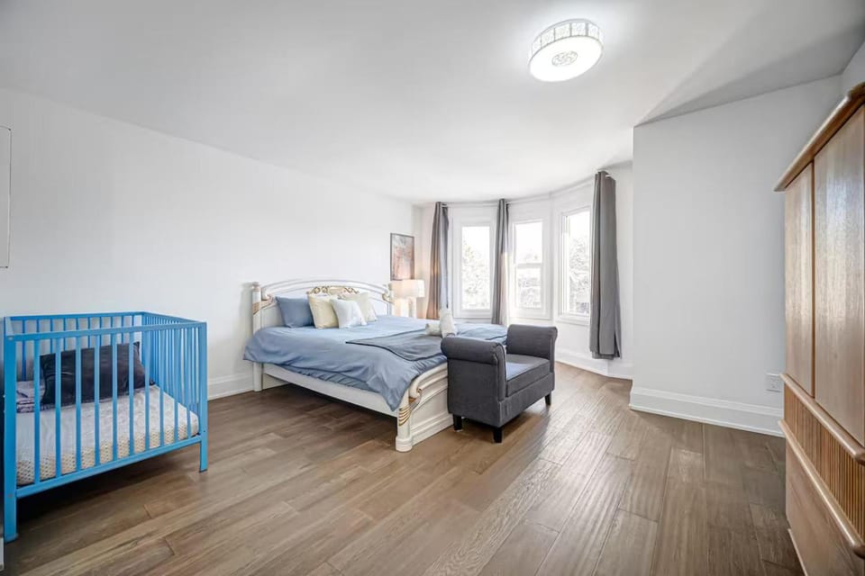 166 Main - Family Getaway 5BR Home with Backyard & Parking Apartment in Markham