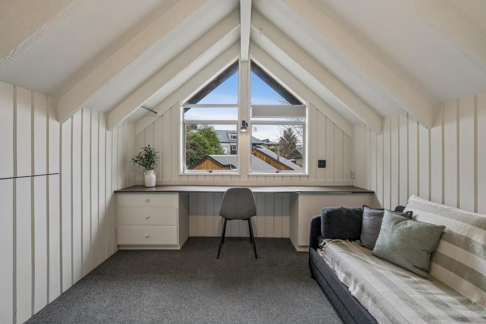 Lakeview Bach - Lake & Mountain Views House in Queenstown