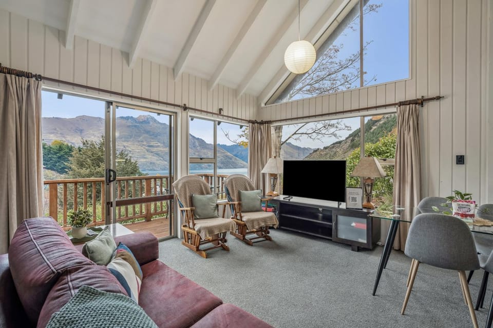 Lakeview Bach - Lake & Mountain Views House in Queenstown