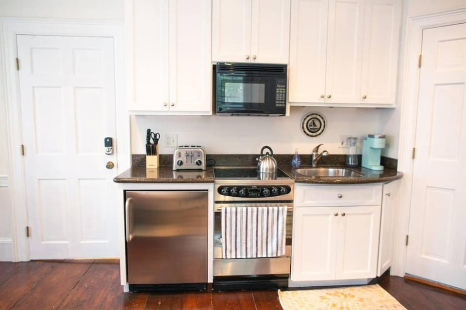 1742 Marblehead Studio|Minutes to Salem|Parking Apartment in Marblehead