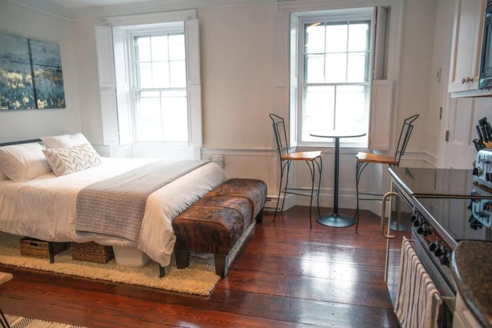 1742 Marblehead Studio|Minutes to Salem|Parking Apartment in Marblehead