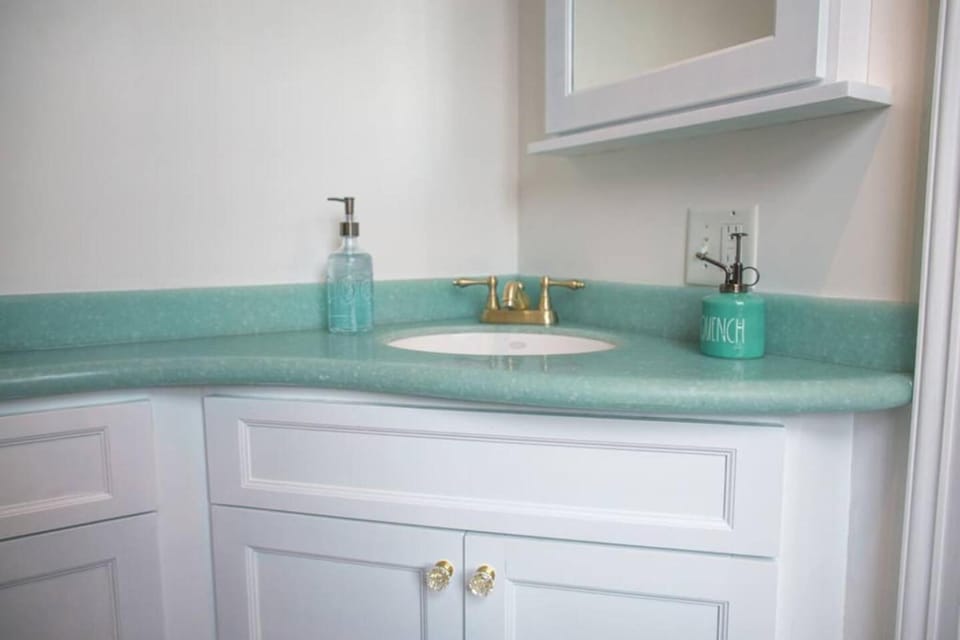 1742 Marblehead Studio|Minutes to Salem|Parking Apartment in Marblehead
