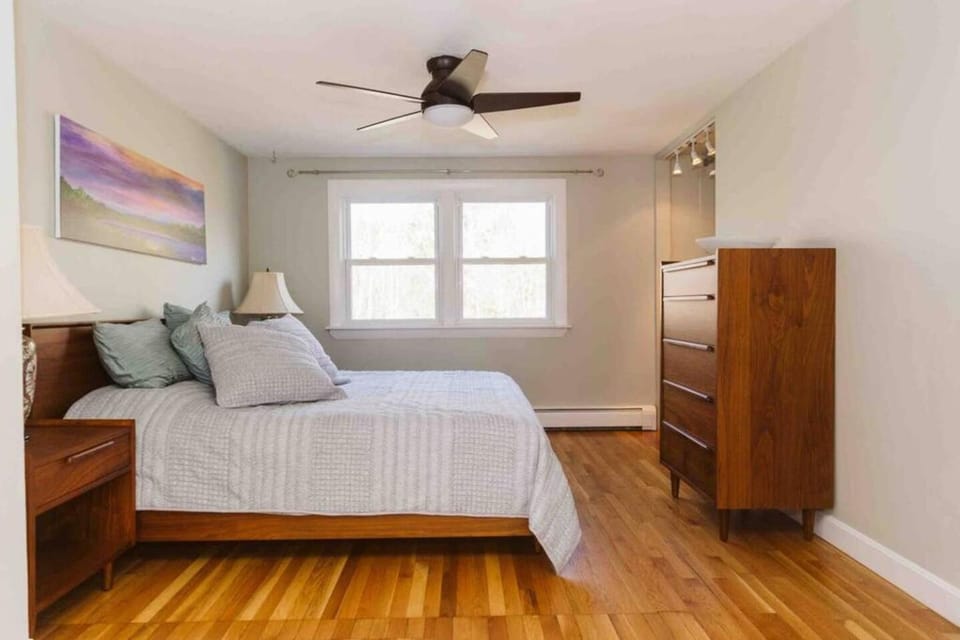 Manchester by the Sea|Outdoor Fireplace|King Bed House in Manchester-by-the-Sea