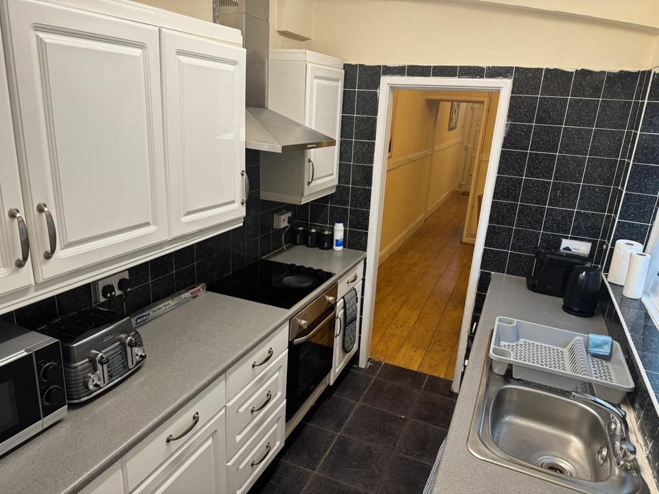 Kitchen or kitchenette, washing machine