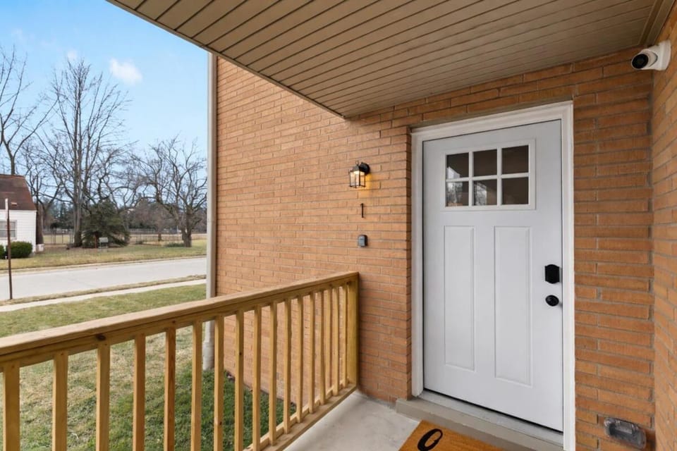 2BR 1BA Eastpointe Apartments- Pet-Friendly Lower Apartment in Eastpointe