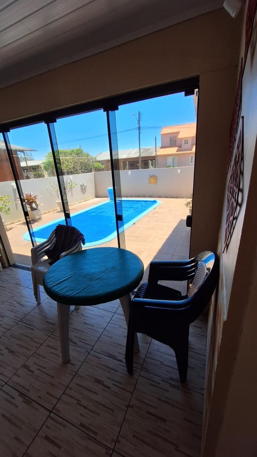 Casa com varanda e piscina House in Tramandaí