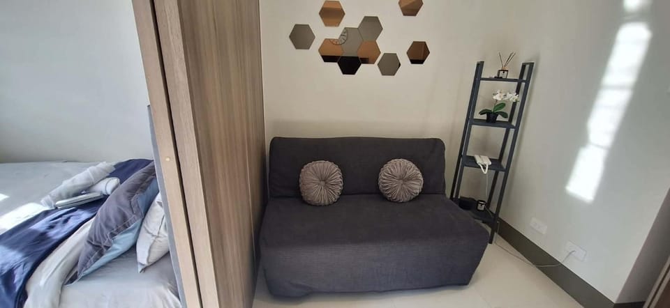 Bed, Living room, Photo of the whole room, Seating area